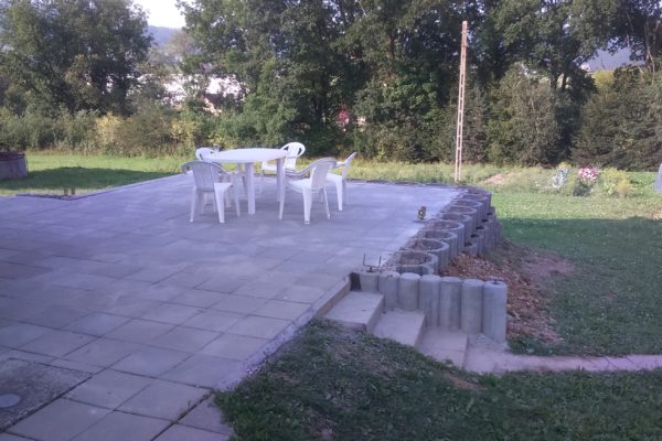 Wykonanie tarasu, schodów i donic w Męcinie